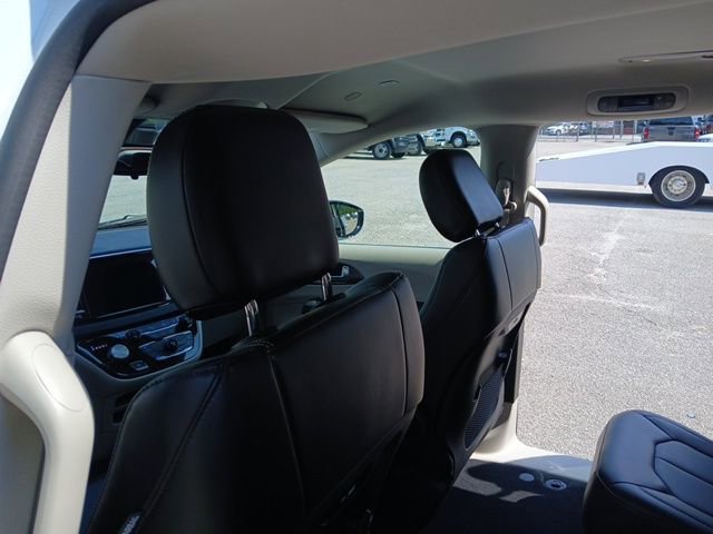 Used 2024 Chrysler Pacifica Touring-L image 14