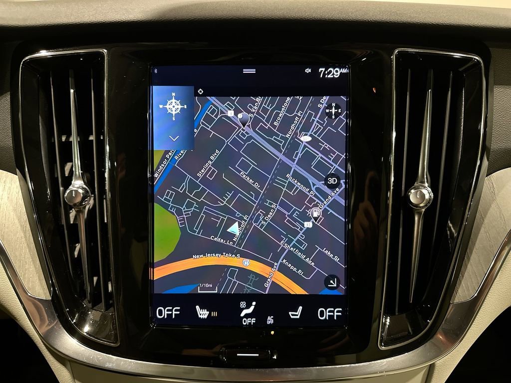 Used 2022 Volvo V60 T5 Cross Country image 17