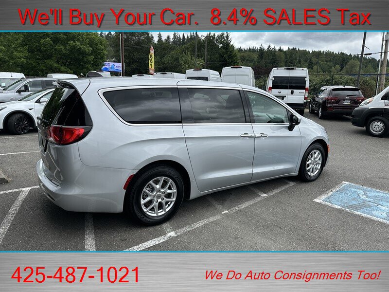 Used 2022 Chrysler Voyager LX FWD image 5