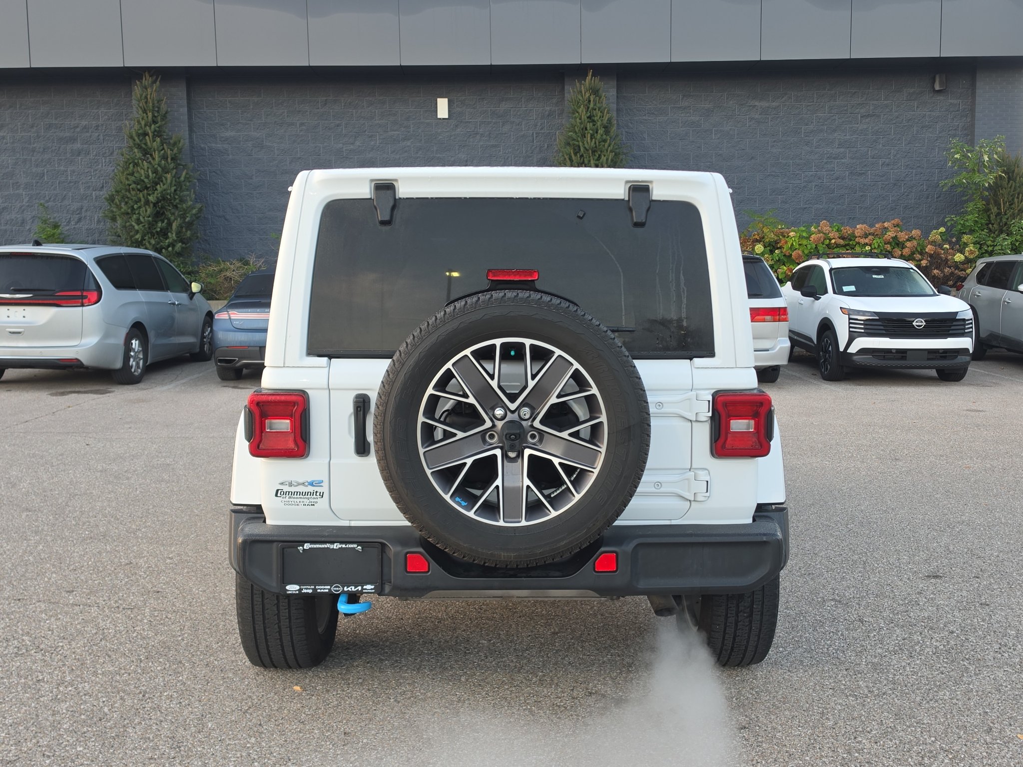 Used 2023 Jeep Wrangler Unlimited Sahara w/ Cold Weather Group AWD/4WD image 6