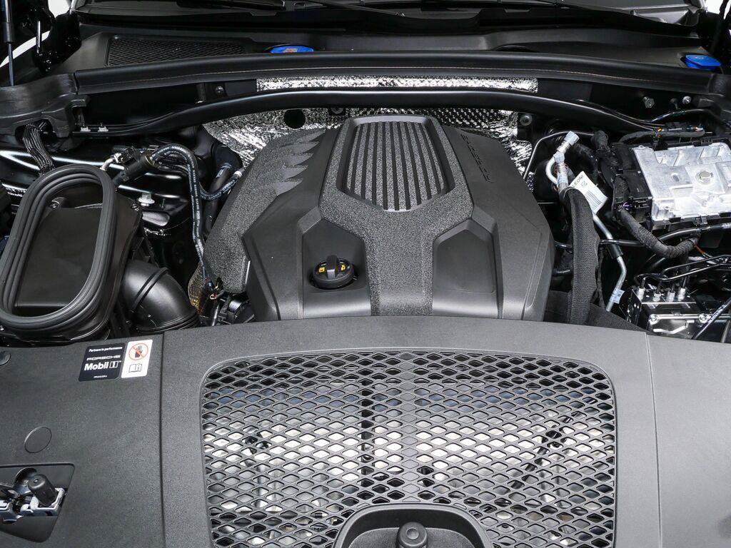 Certified 2026 Porsche Macan AWD/4WD image 35