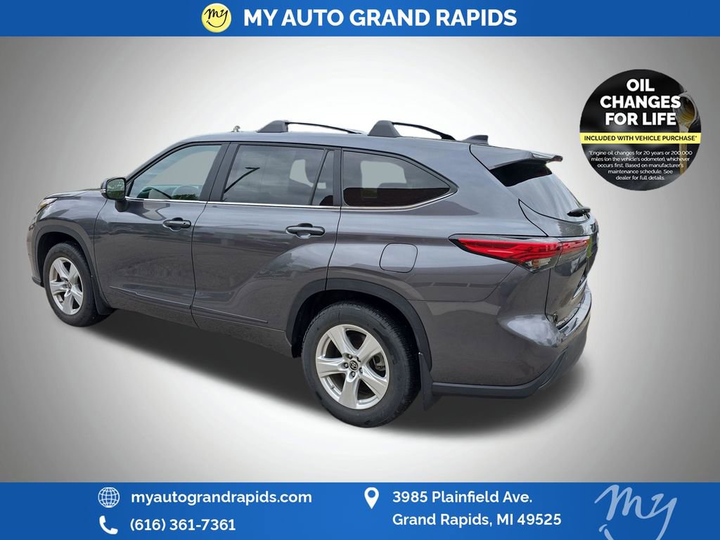 Used 2023 Toyota Highlander LE AWD/4WD image 5