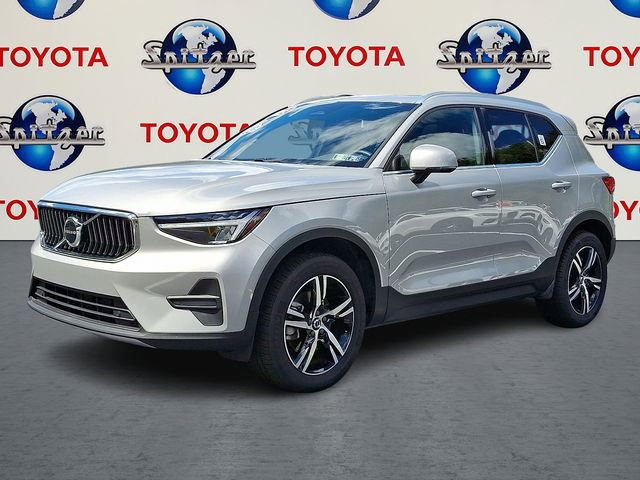 Used 2025 Volvo XC40 B5 Core image 3