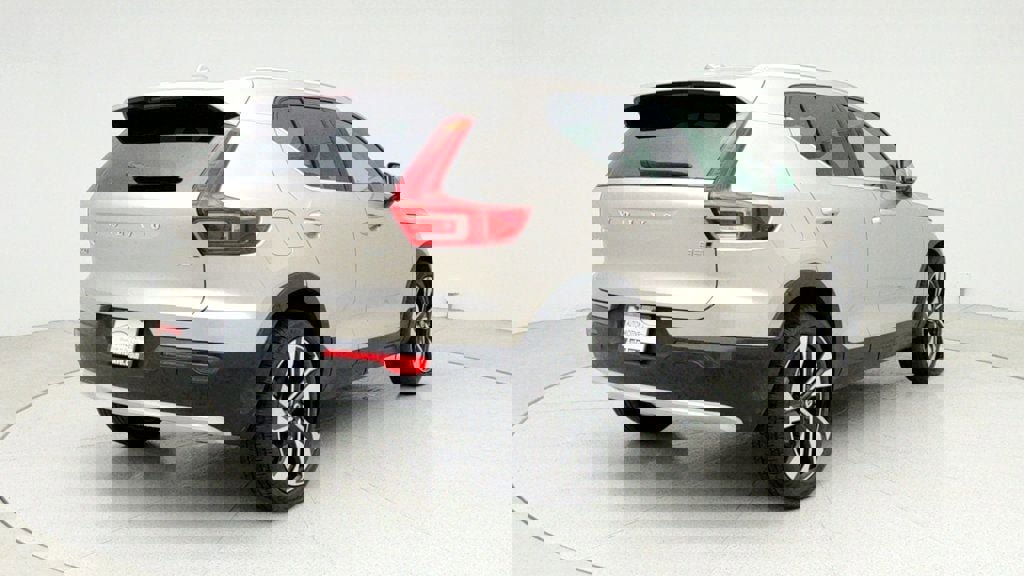 Used 2023 Volvo XC40 B5 Plus w/ Driver Assist Package image 5