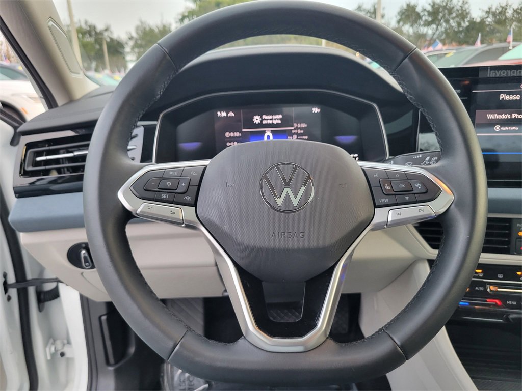 Certified 2025 Volkswagen Jetta SE w/ Sunroof Package image 18