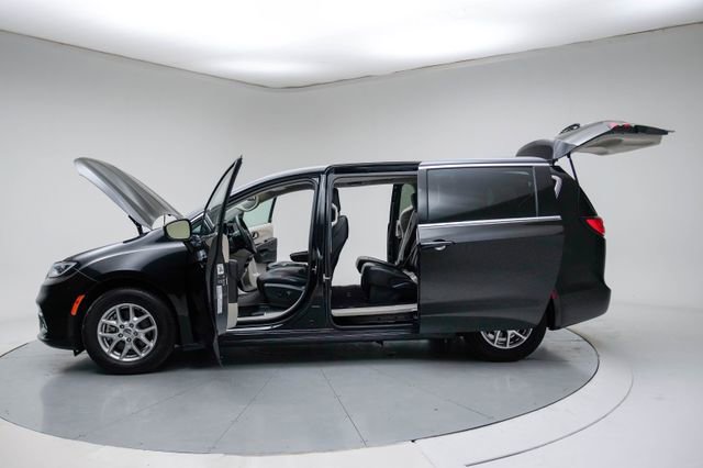 Used 2023 Chrysler Pacifica Touring-L image 18