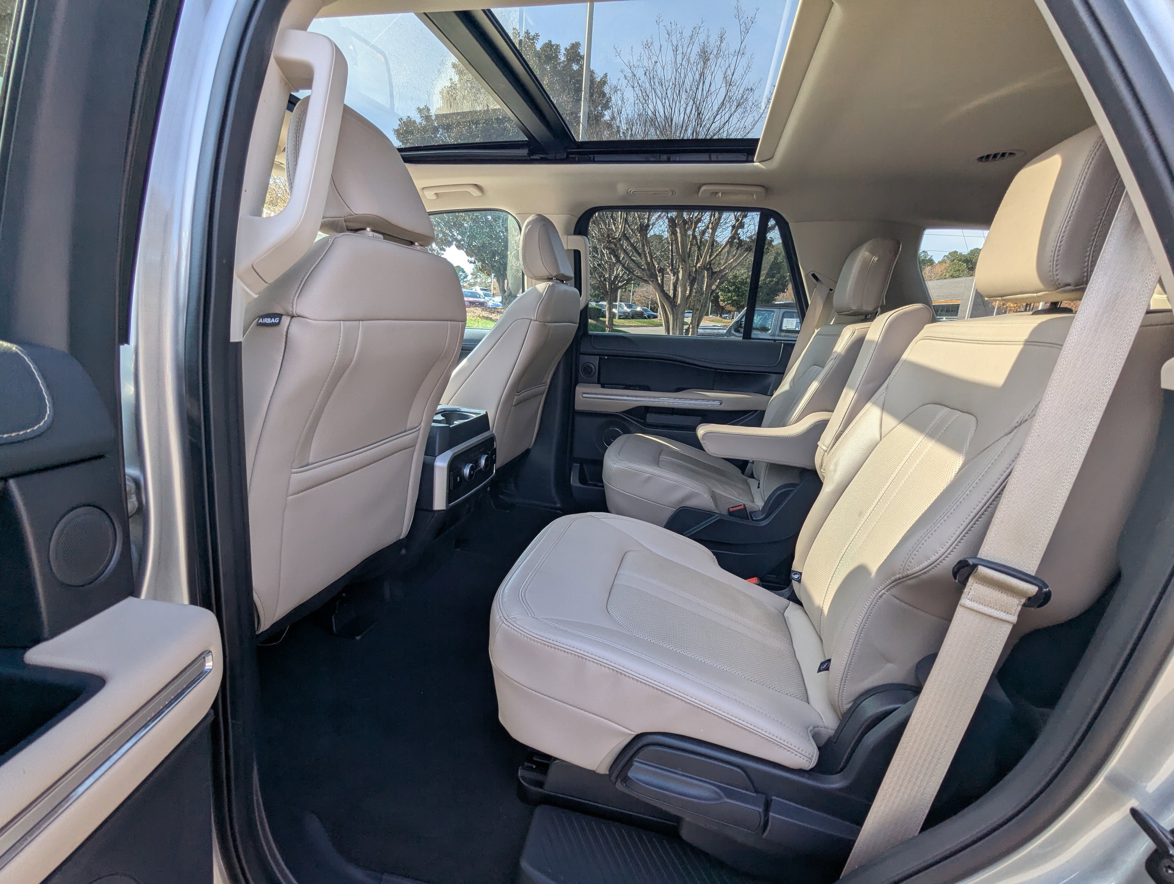 Used 2024 Ford Expedition Limited image 11