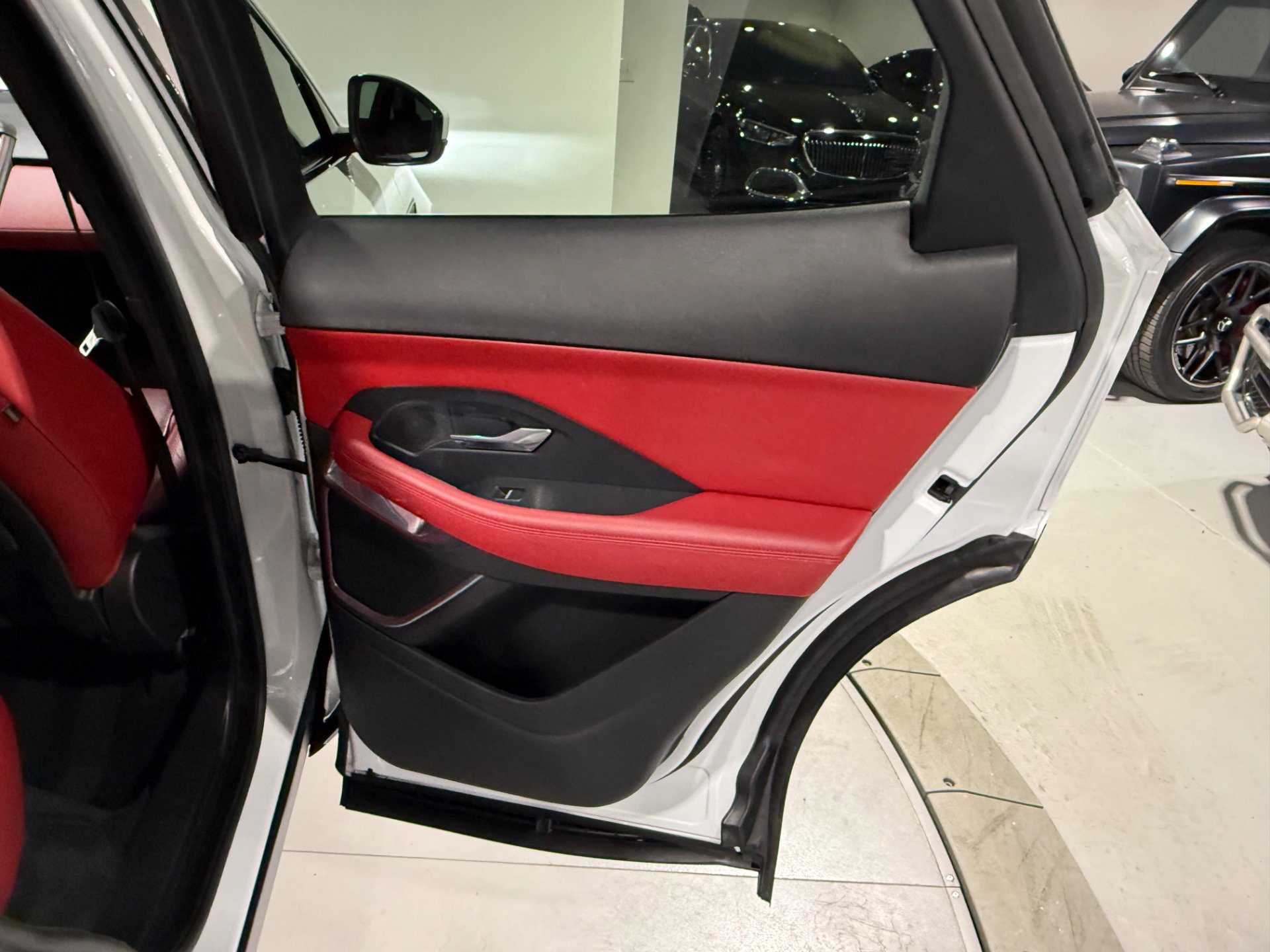 Used 2019 Jaguar E-PACE R-Dynamic SE image 53