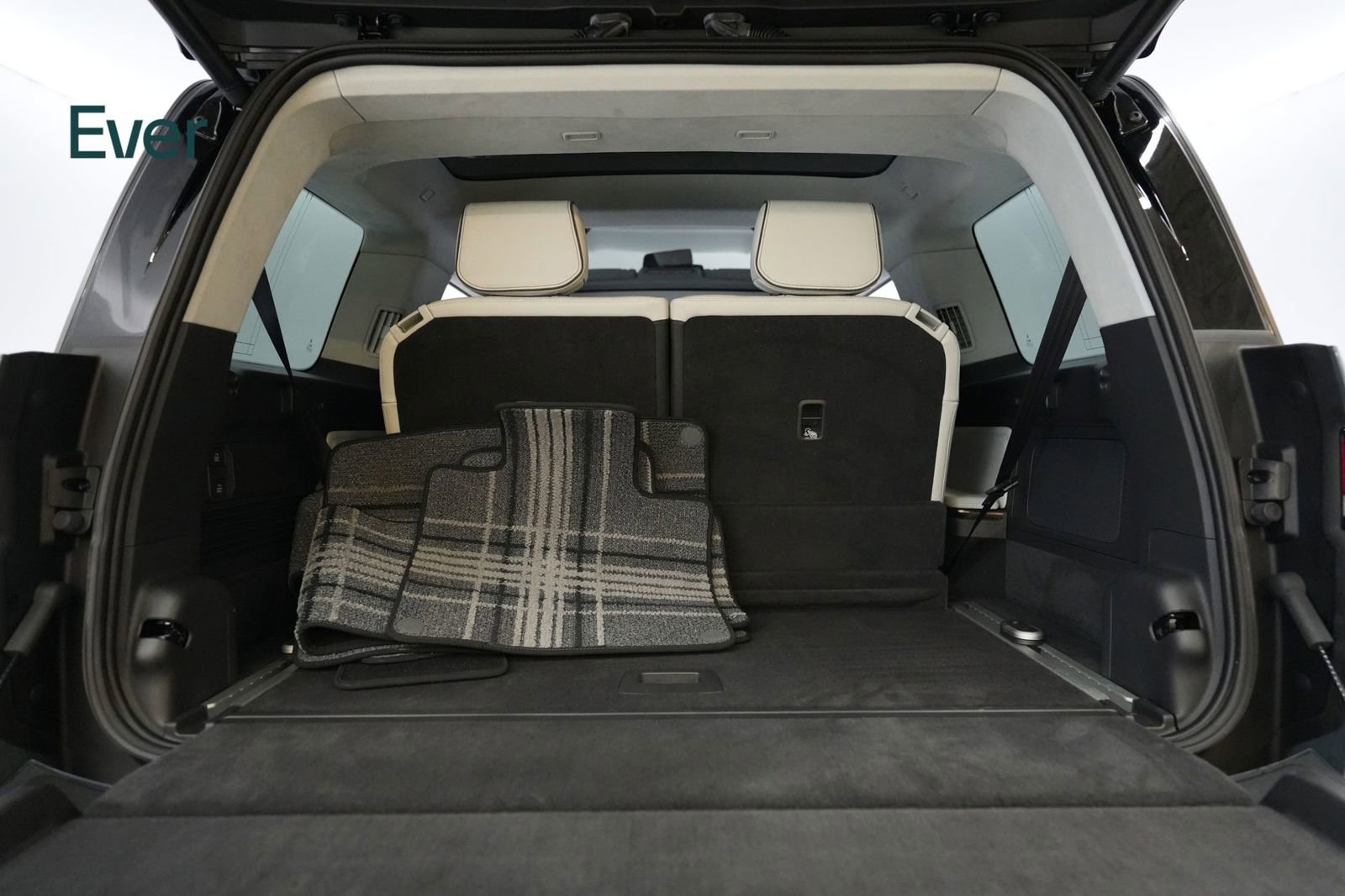 Used 2025 Rivian R1S Premium image 8