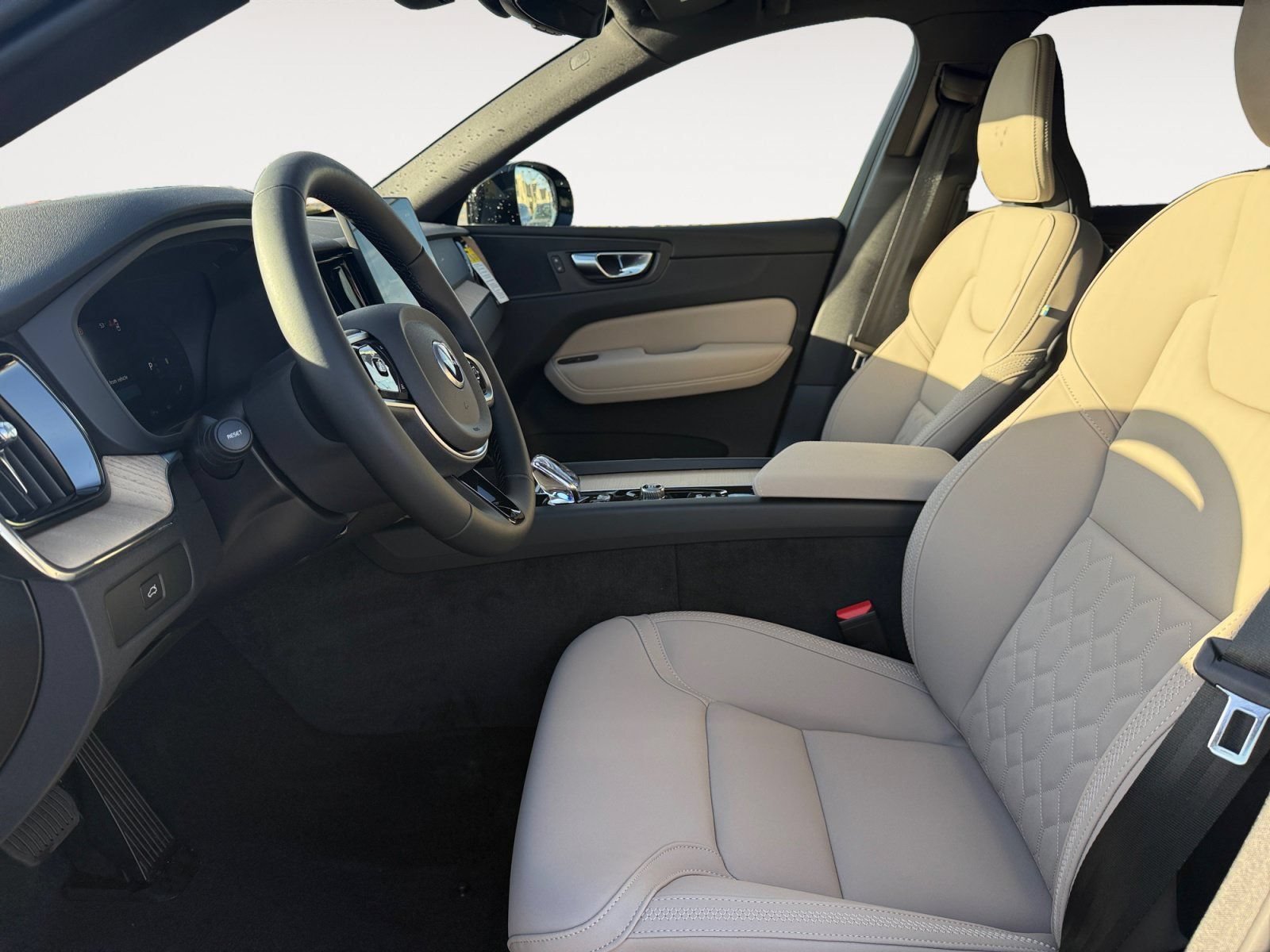 New 2026 Volvo XC60 B5 Plus w/ Protection Package Premier AWD/4WD image 9