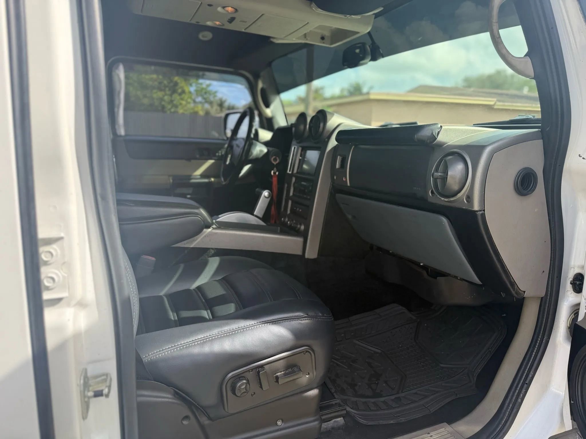 Used 2003 HUMMER H2 w/ Preferred Equipment Group image 9