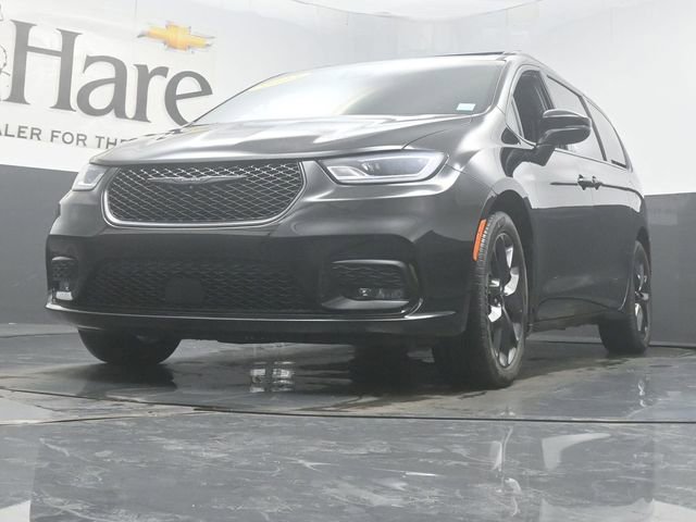 Used 2023 Chrysler Pacifica Touring-L w/ S Appearance Package FWD image 4