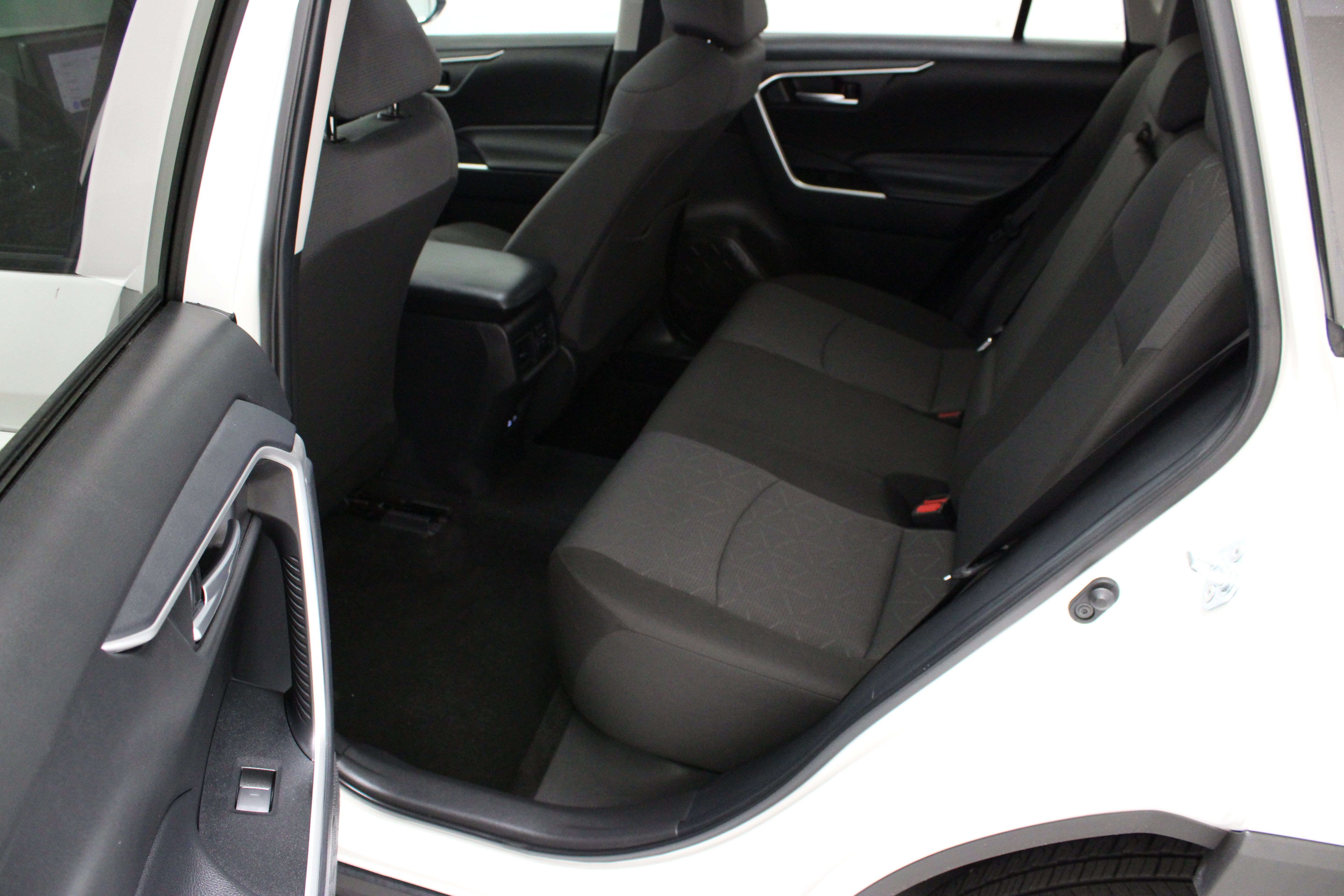 Used 2025 Toyota RAV4 XLE w/ Convenience Package FWD image 29
