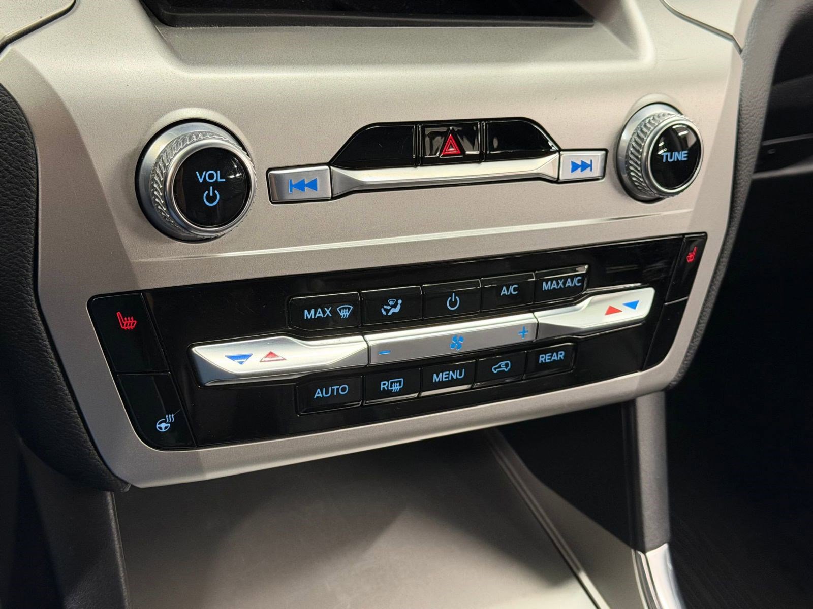 Used 2021 Ford Explorer XLT w/ Equipment Group 202A AWD/4WD image 15
