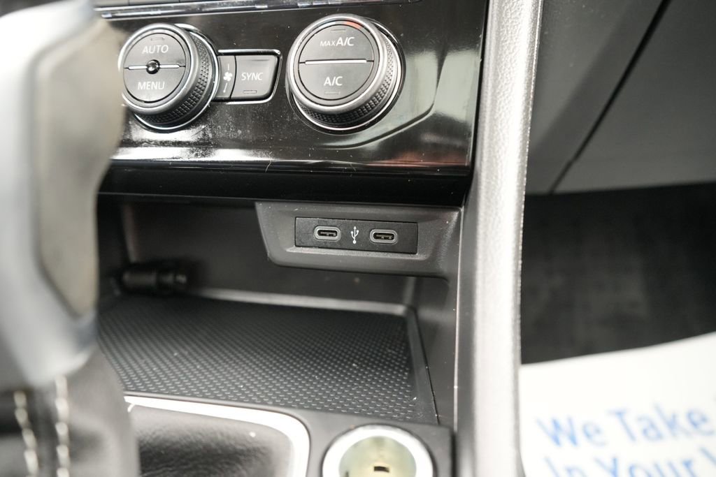Used 2023 Volkswagen Jetta SE w/ Panoramic Sunroof Package image 34