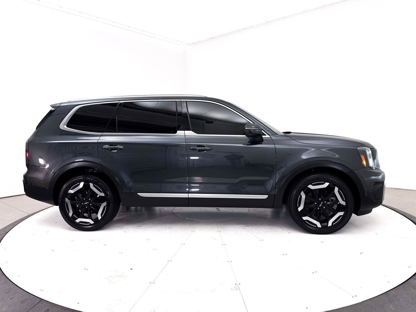 Used 2023 Kia Telluride EX w/ EX Captain's Chair Package FWD image 44