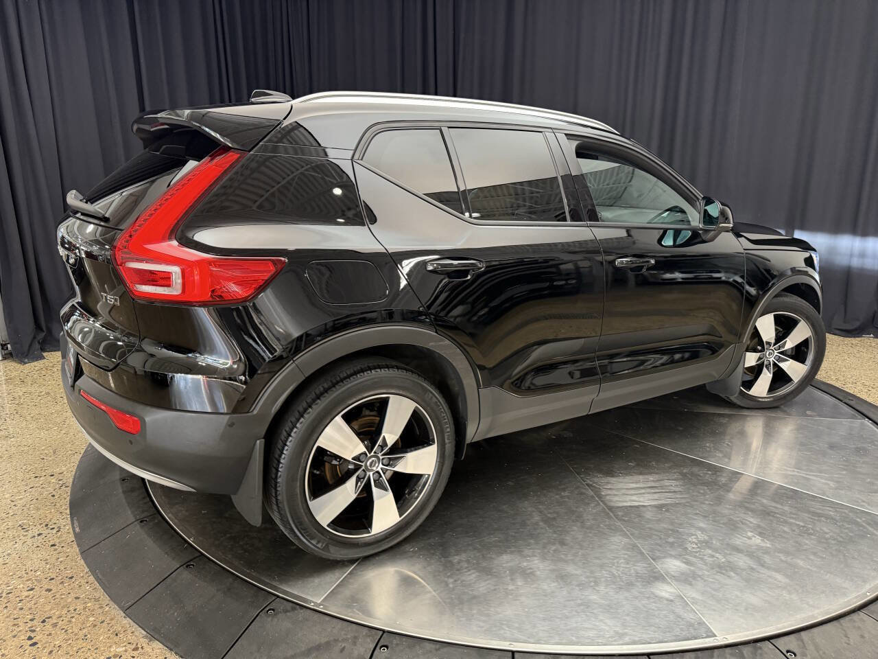 Used 2019 Volvo XC40 T5 Momentum image 8