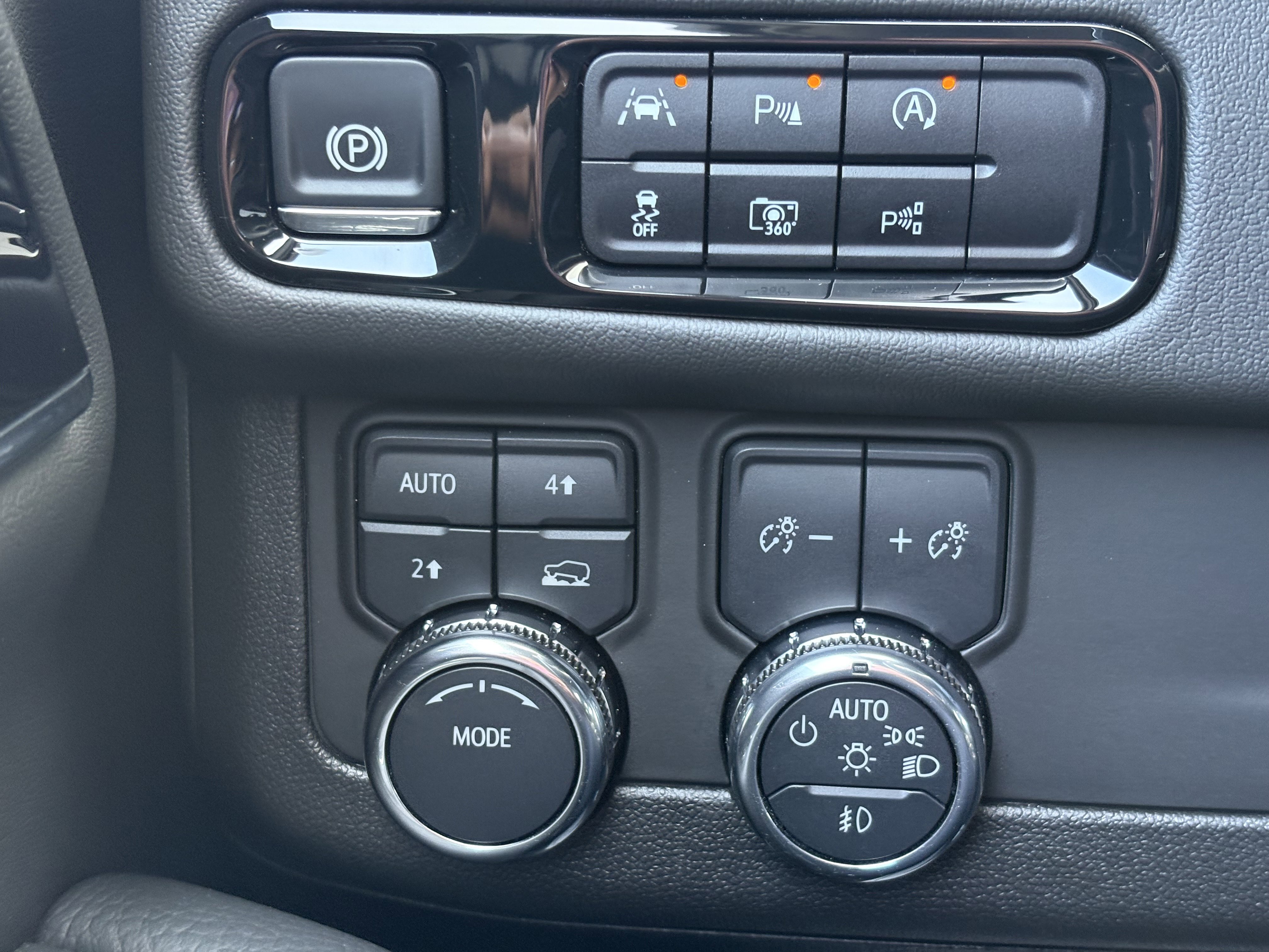 Used 2025 GMC Yukon XL Denali AWD/4WD image 28