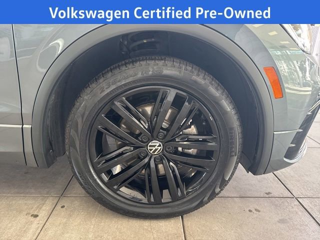 Certified 2022 Volkswagen Tiguan SE R-Line image 15