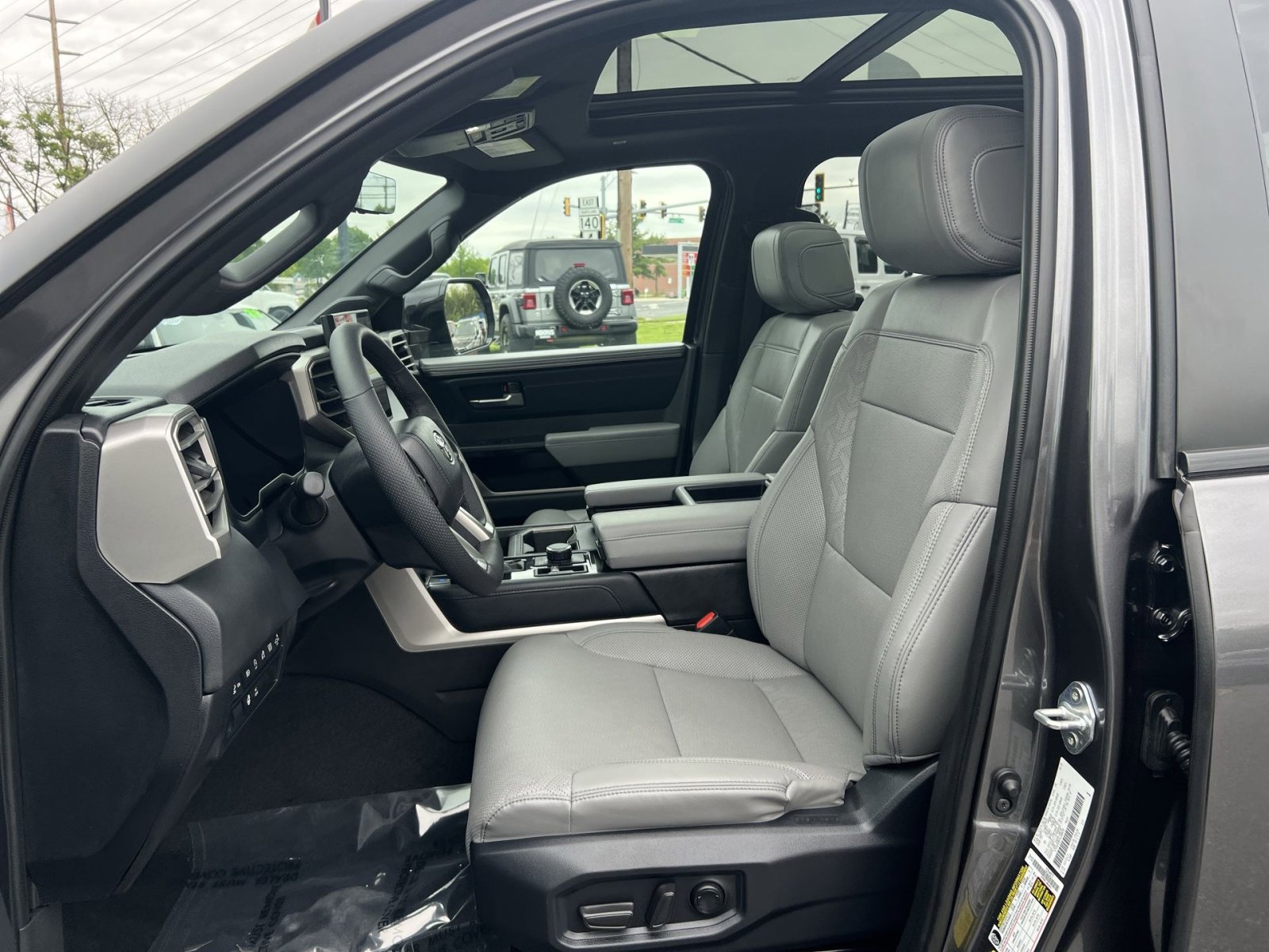 Used 2025 Toyota Tundra Limited AWD/4WD image 21