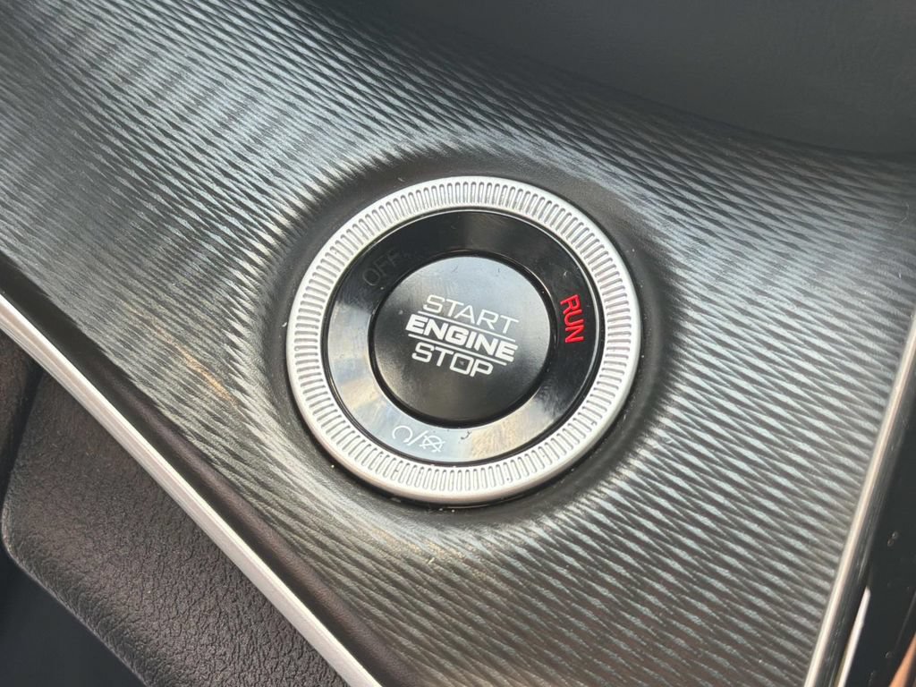 Used 2025 Jeep Grand Cherokee Altitude AWD/4WD image 9