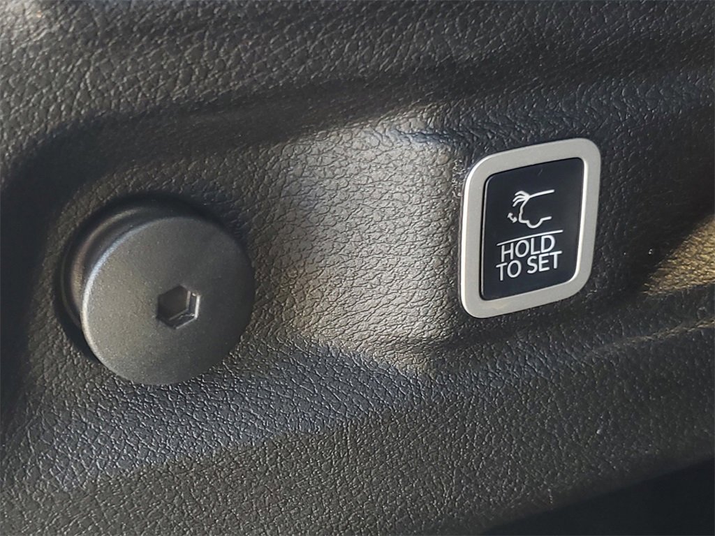 Used 2024 Jeep Grand Cherokee L Laredo image 9