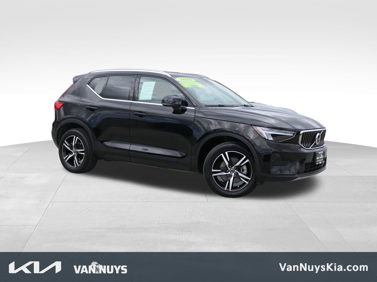 Used 2025 Volvo XC40 B5 Core AWD/4WD image 1