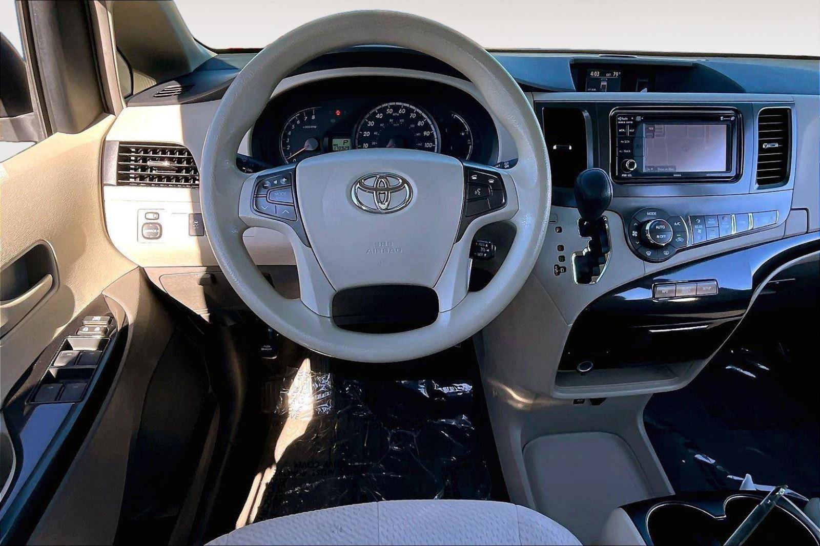 Used 2013 Toyota Sienna LE w/ Towing Pkg image 5