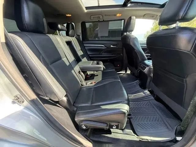 Used 2017 Toyota Highlander Limited Platinum w/ Carpet Mat Package FWD image 16