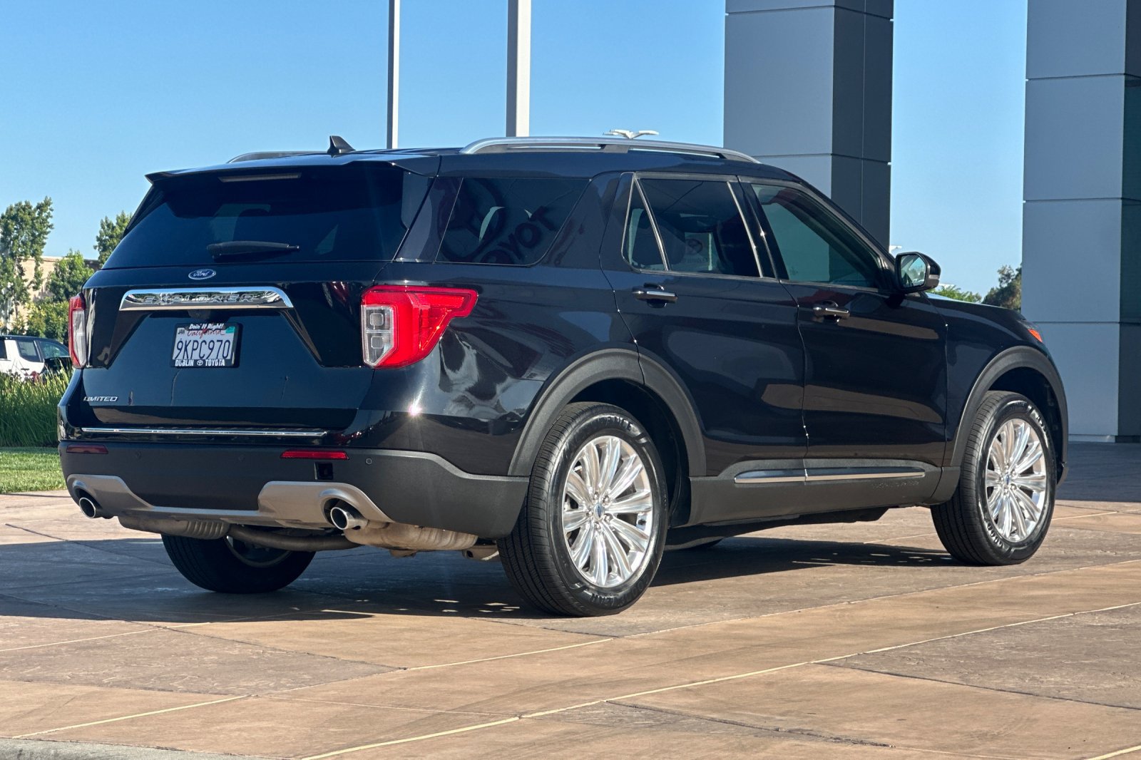 Used 2023 Ford Explorer Limited w/ Limited Technology Package RWD image 4