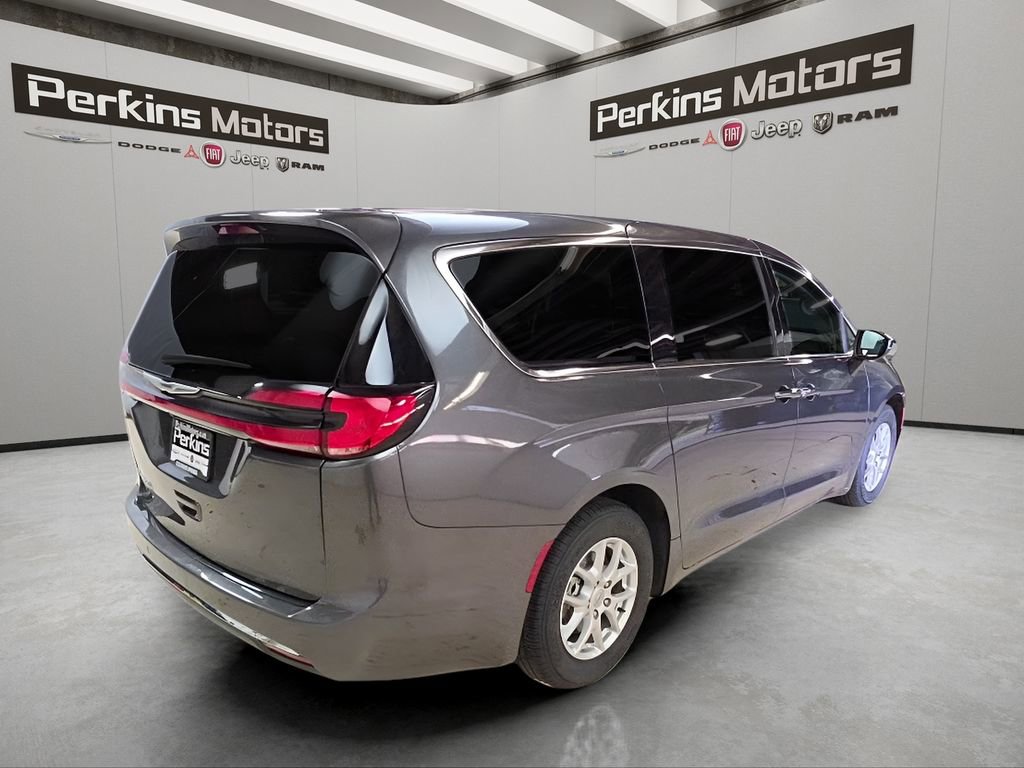 Certified 2023 Chrysler Pacifica Touring-L image 5