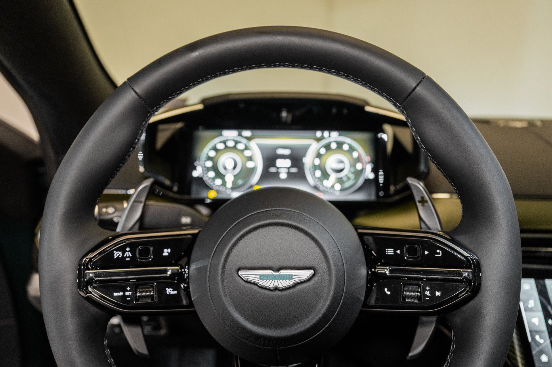 Used 2025 Aston Martin V8 Vantage Coupe image 11