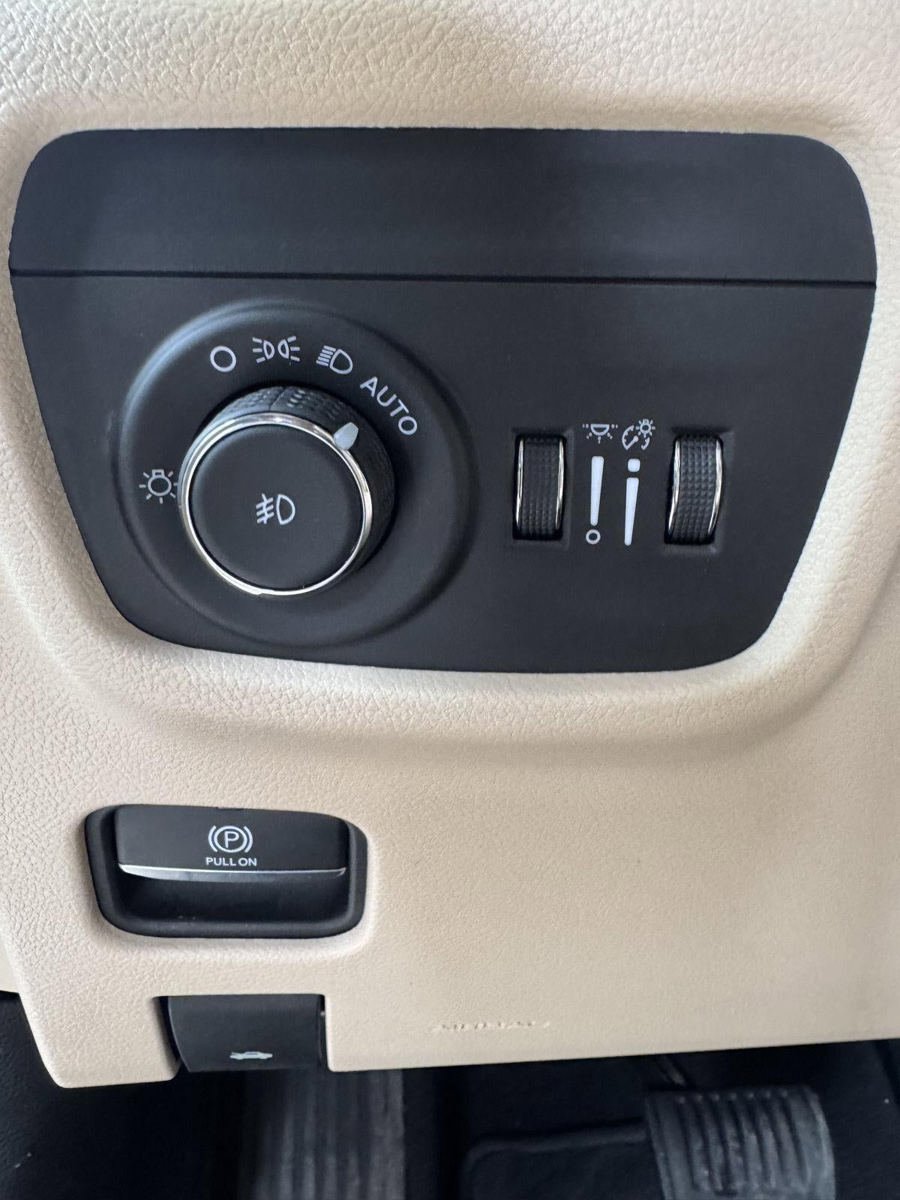Used 2025 Jeep Grand Cherokee Limited AWD/4WD image 25