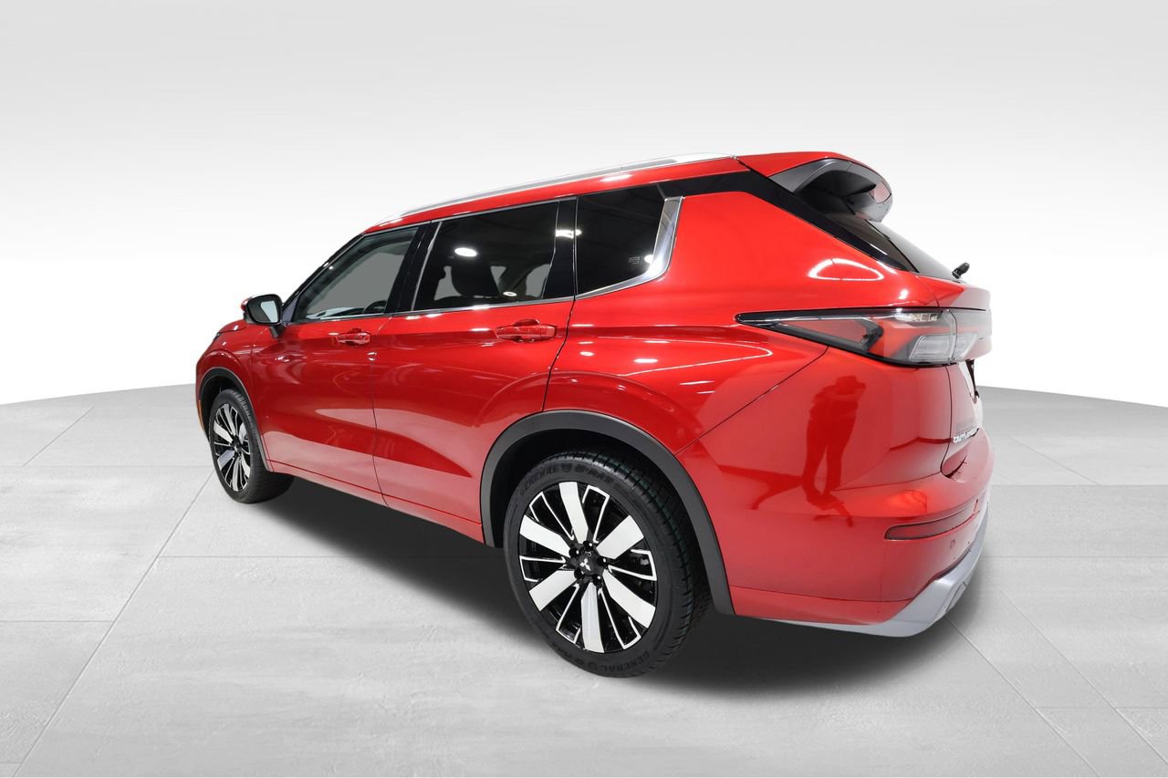 Used 2025 Mitsubishi Outlander SEL FWD image 2