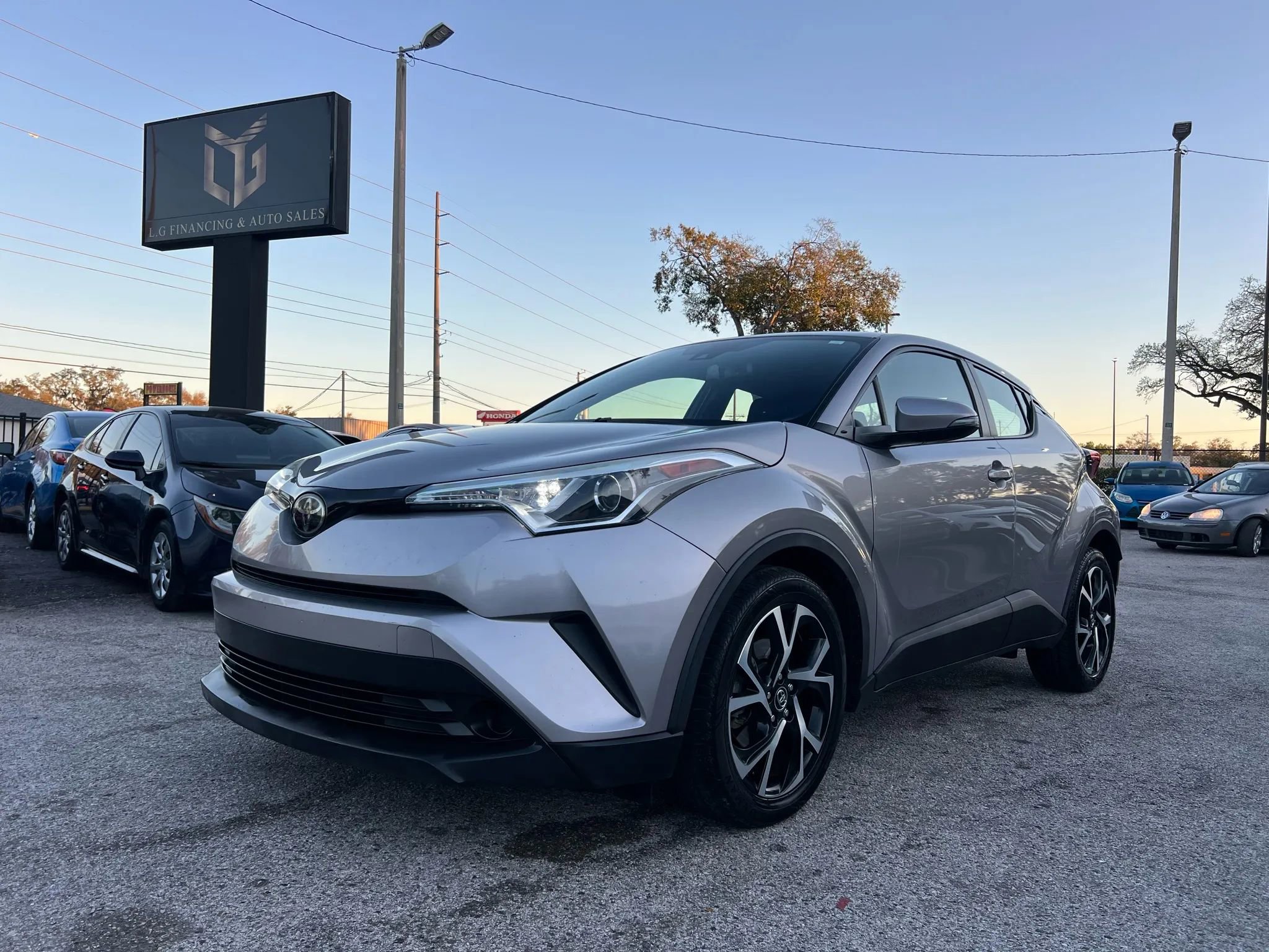 Used 2018 Toyota C-HR XLE image 1