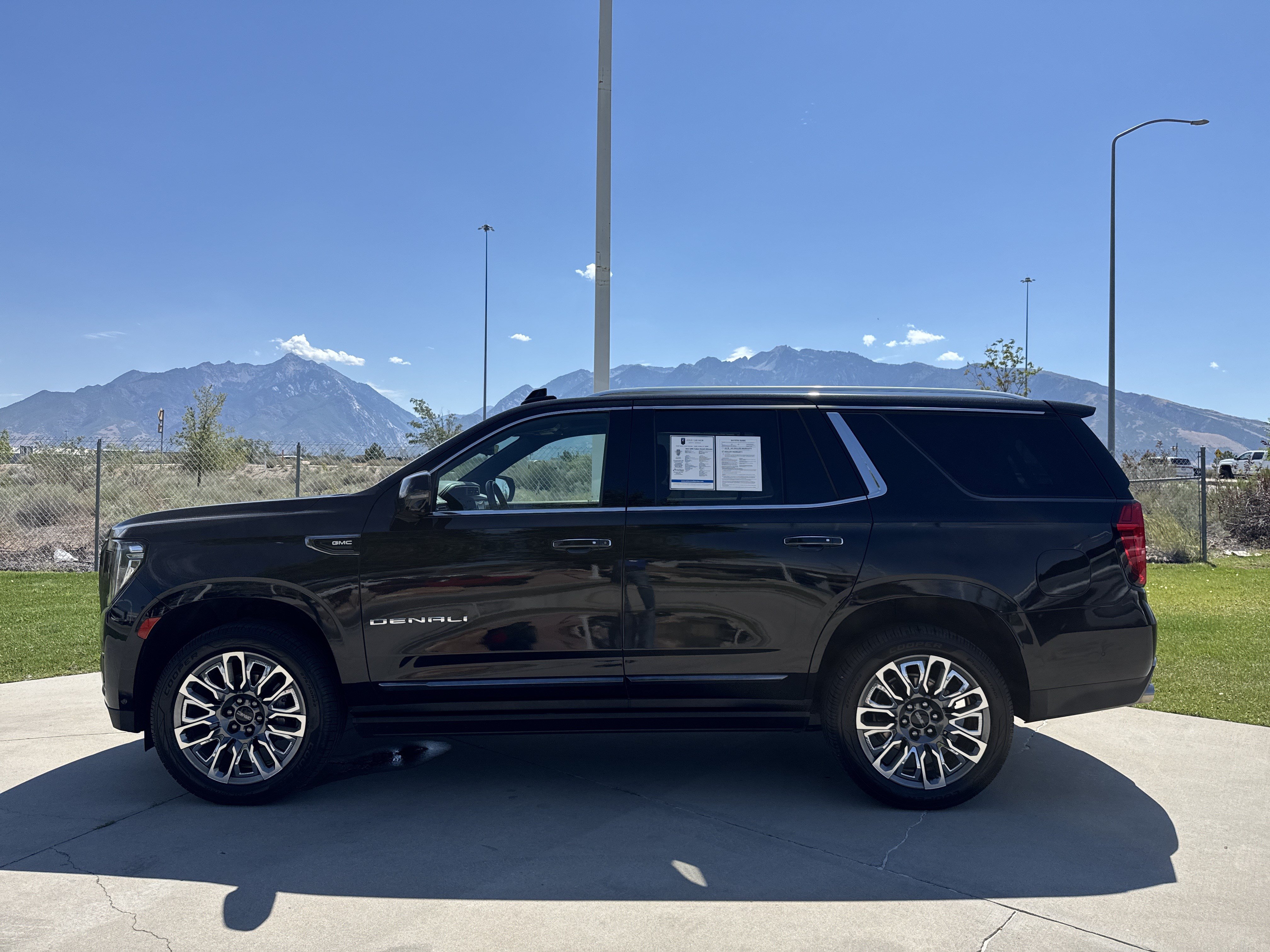 Used 2023 GMC Yukon Denali Ultimate AWD/4WD image 2