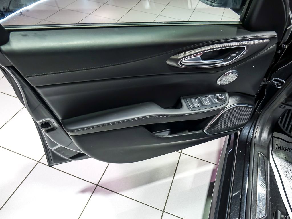 Used 2022 Alfa Romeo Giulia Veloce AWD/4WD image 24