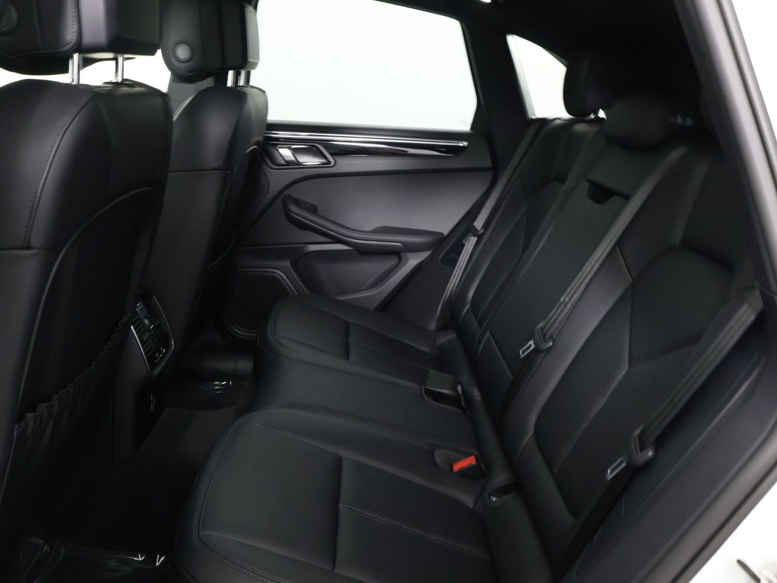Certified 2026 Porsche Macan AWD/4WD image 33