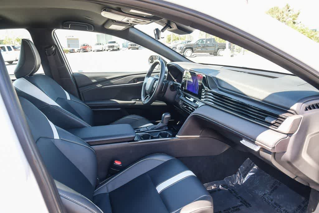 Used 2025 Toyota Camry SE image 15