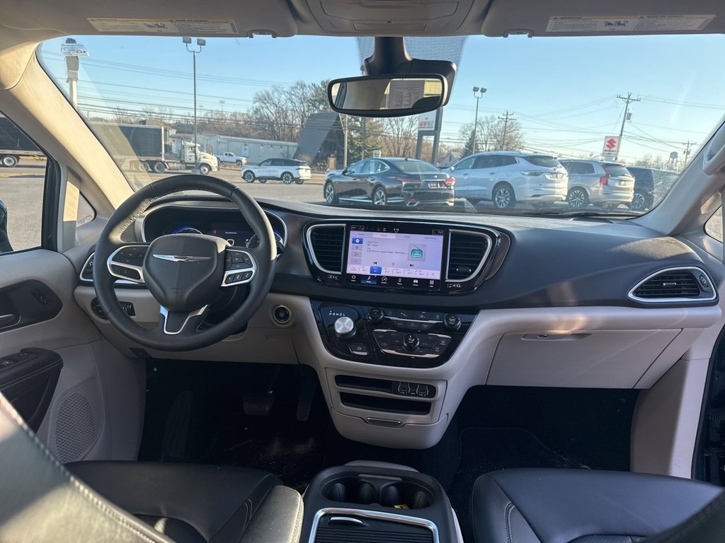 Used 2024 Chrysler Pacifica Touring-L image 22