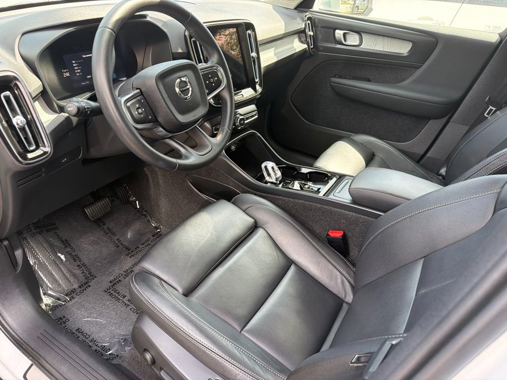 Used 2025 Volvo XC40 B5 Plus AWD/4WD image 7