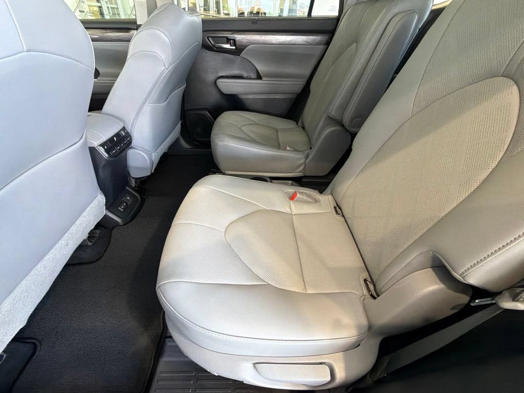 Used 2022 Toyota Highlander Platinum AWD/4WD image 34