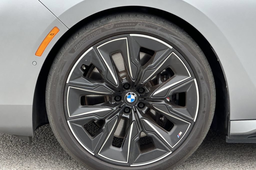 Used 2023 BMW i7 xDrive60 AWD/4WD image 32