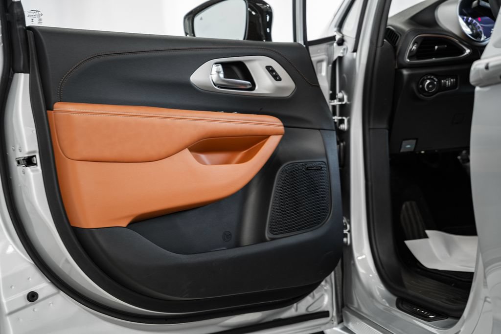 New 2026 Chrysler Pacifica Pinnacle FWD image 33