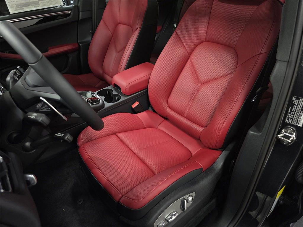 Certified 2025 Porsche Macan Turbo image 5