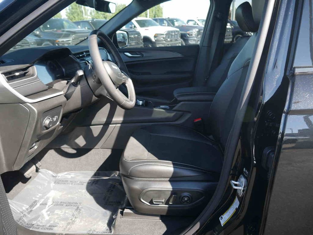 New 2025 Jeep Grand Cherokee Altitude image 28