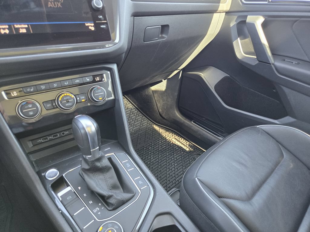 Used 2019 Volkswagen Tiguan SEL Premium w/ 3rd Row Seat Package AWD/4WD image 19