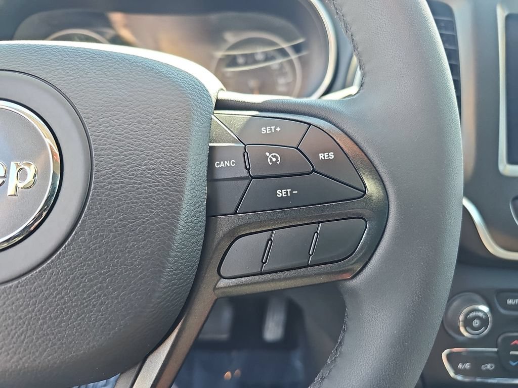 Used 2022 Jeep Cherokee Trailhawk AWD/4WD image 17