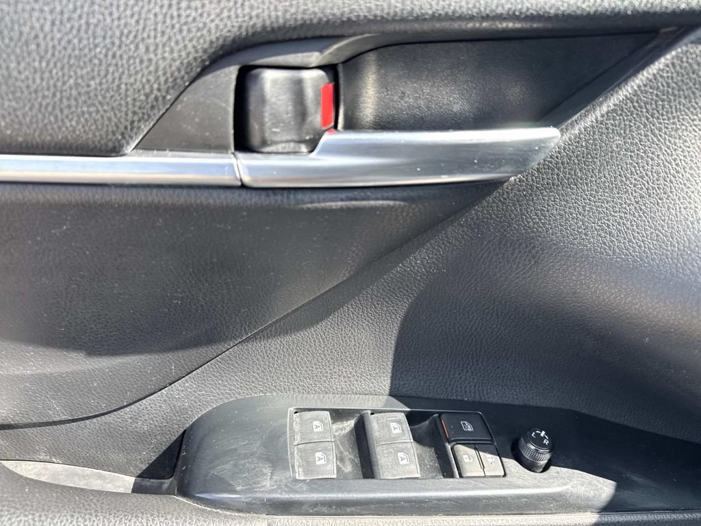 Used 2019 Toyota Camry SE FWD image 21