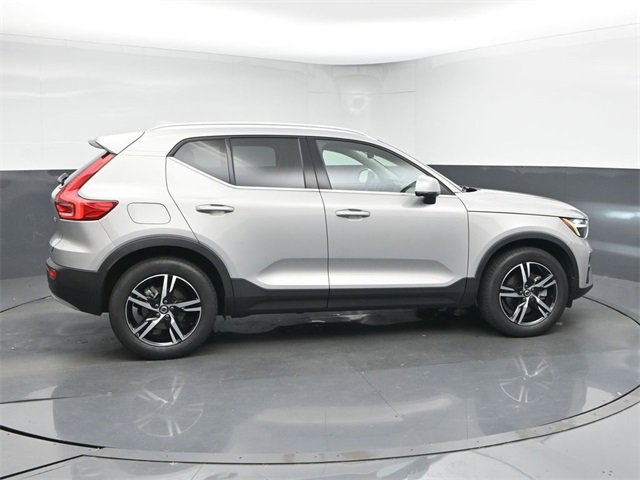 Used 2023 Volvo XC40 B5 Plus image 8